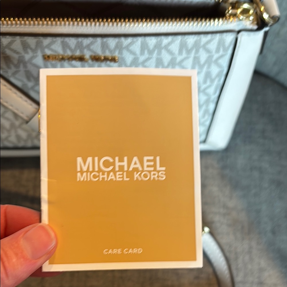 Authentic Michael Kors White Crossbody Bag with Gold-Tone Hardware - Picture 4 of 5
